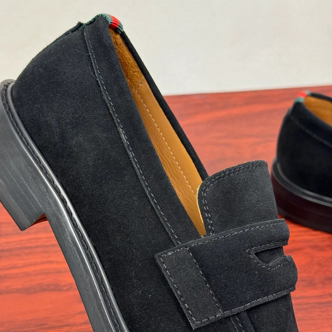 Batch 980 Gucci/Gucci new men's solid color leather loafers! These elegant loafers are crafted from soft suede calfskin and are available in two styles. The upper is decorated with genuine leather buckles, adding low-key and unique logo pattern elements. Simple style design. Classic European and American last style. Standard style. Red and green webbing decoration on the heel embellishes brand style details. Select high-quality leather, look at the details for textured workmanship, dyed calfskin lining, uniform and delicate pores, soft and comfortable. Thickened leather outsole, composite rubber bottom sheet at the heel, excellent foot comfort, wear-resistant and non-slip, the first choice for light luxury, versatile for footwear, and comes with a full set of packaging! Size: 39-40-41-42-43-44 leather shoe size (38.45.46 can be customized) Item number: 812168 Suede black